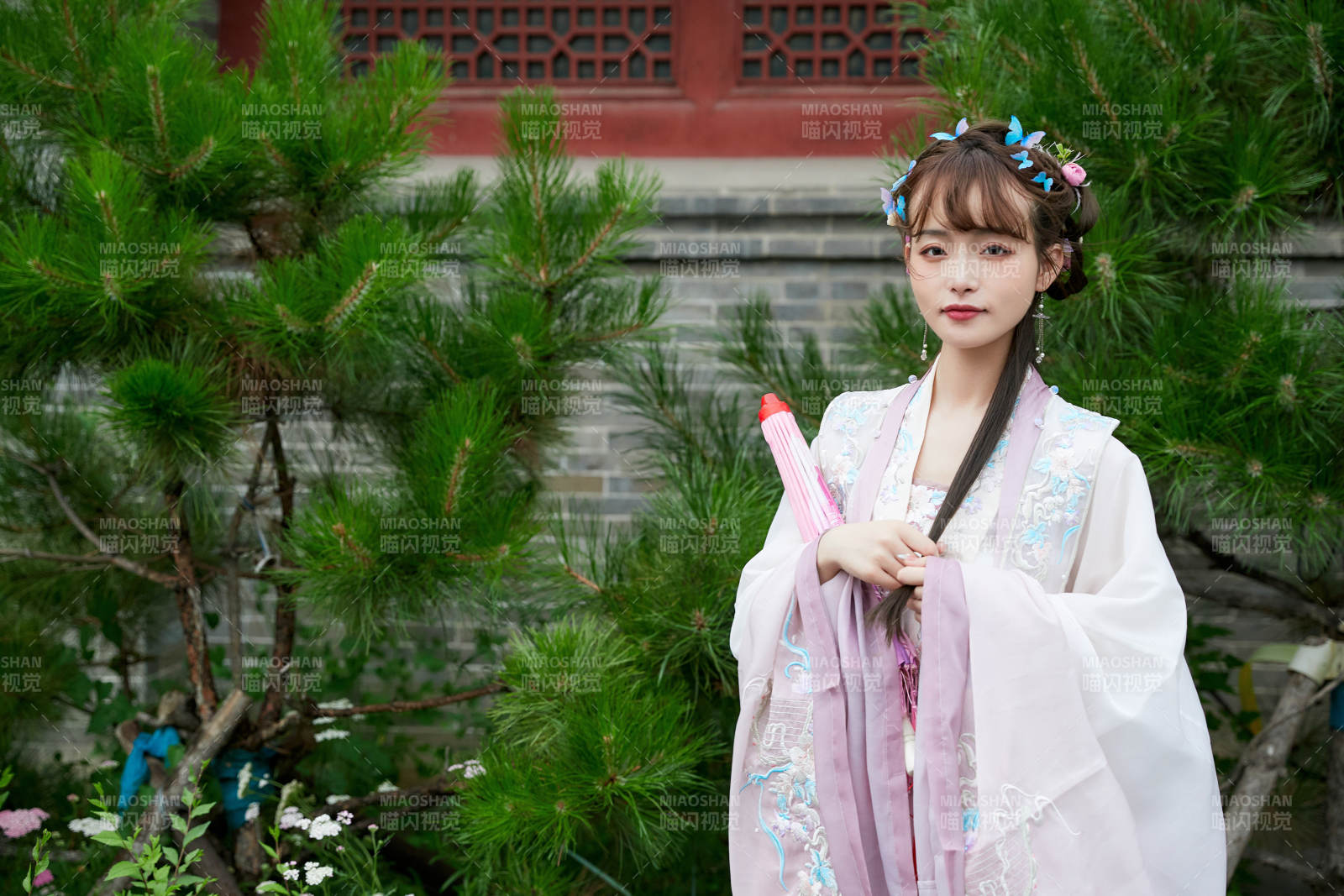 穿古裝漢服手持工藝傘的東方美少女