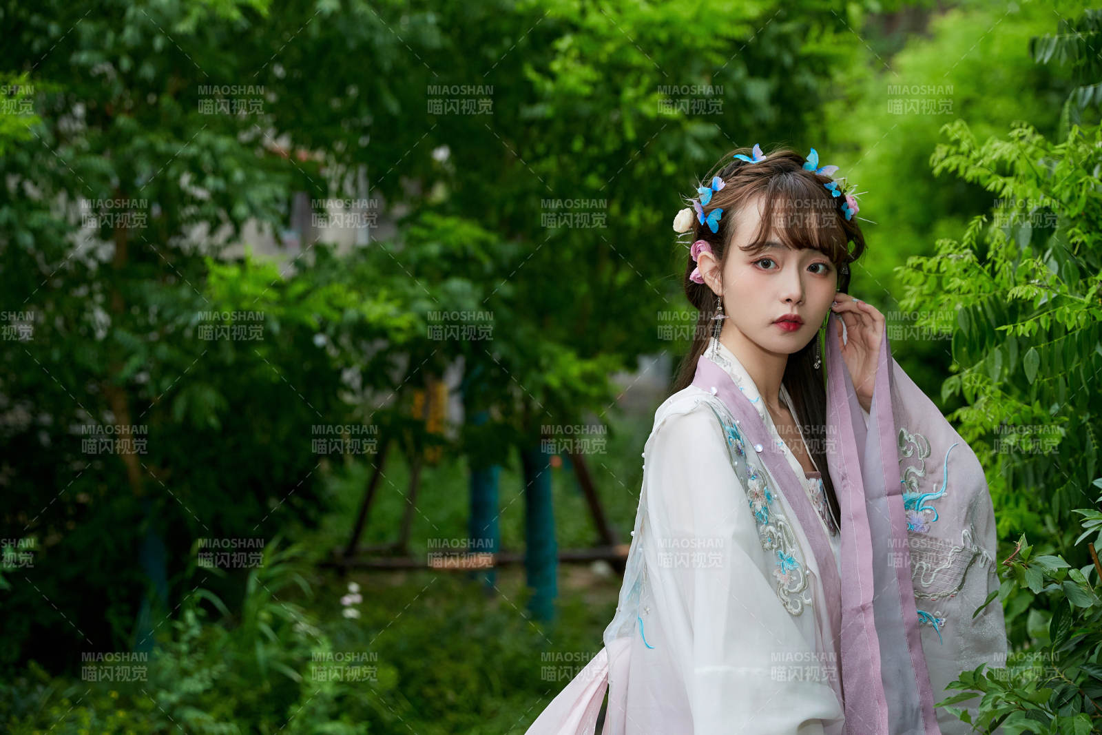 穿古裝漢服手持工藝傘的東方美少女