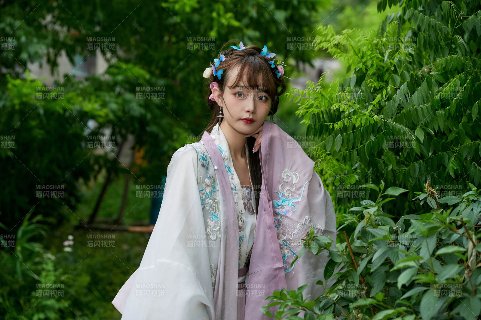 穿古裝漢服手持工藝傘的東方美少女