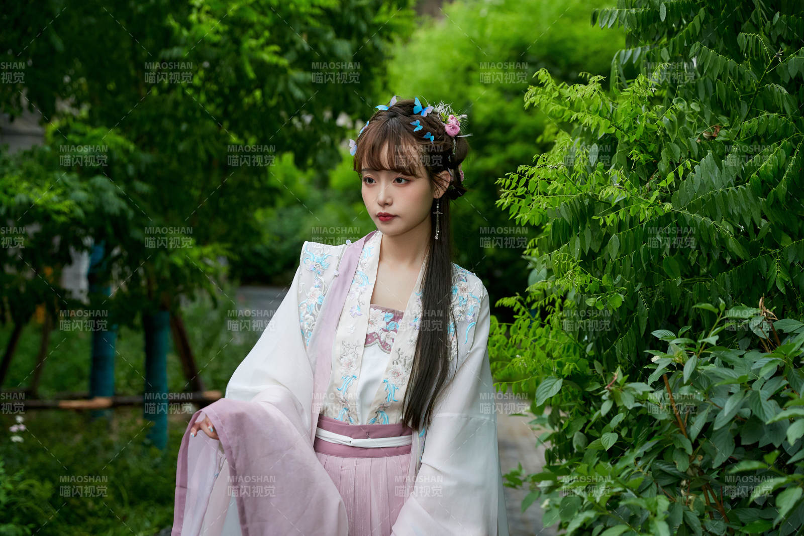 穿古裝漢服手持工藝傘的東方美少女