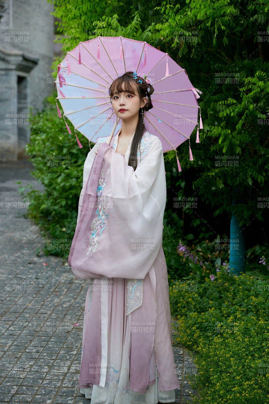 穿古裝漢服手持工藝傘的東方美少女