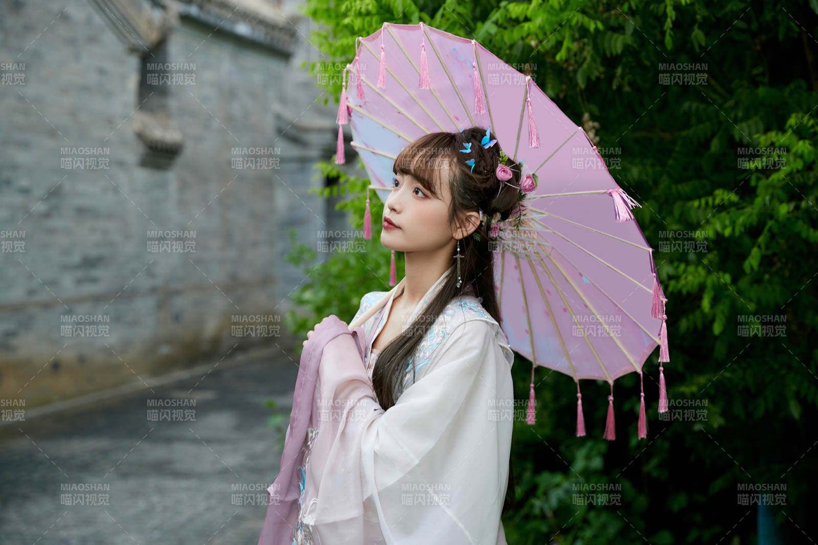 穿古装汉服手持工艺伞的东方美少女