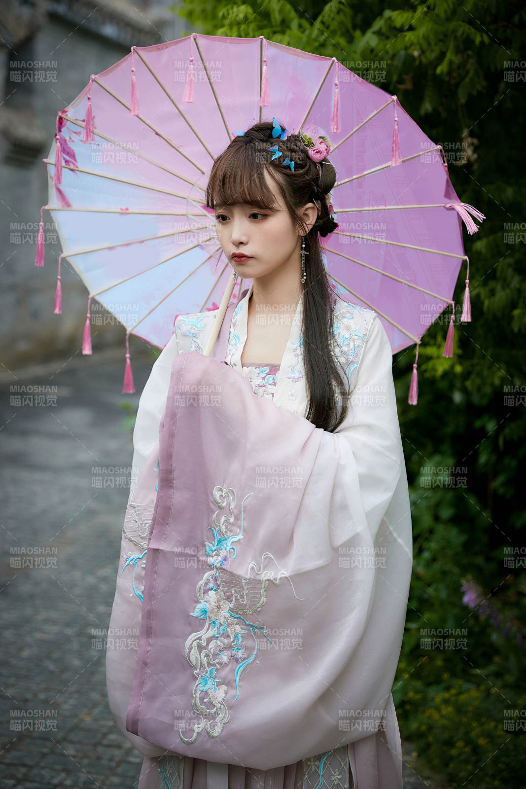 穿古裝漢服手持工藝傘的東方美少女