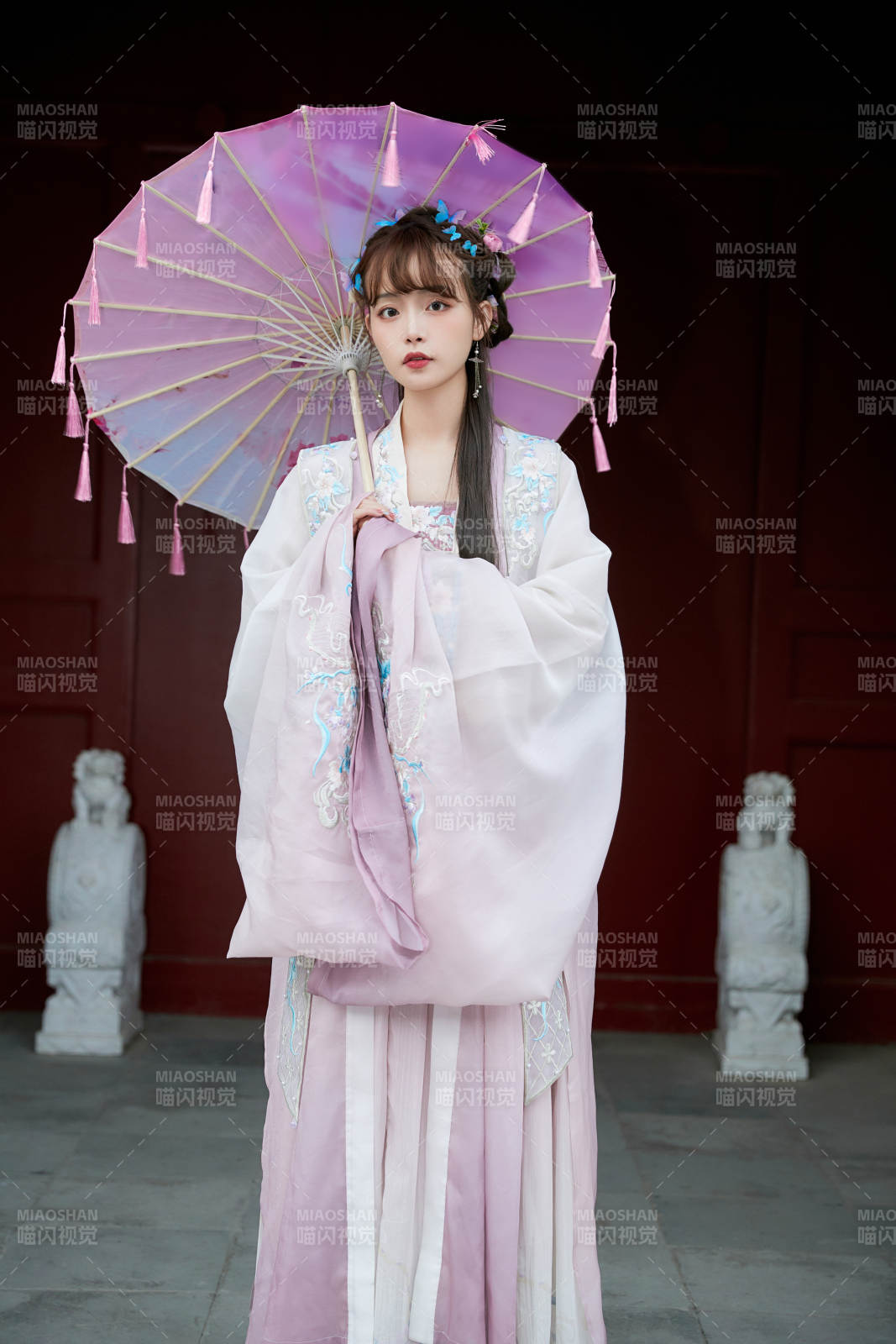 穿古裝漢服手持工藝傘的東方美少女