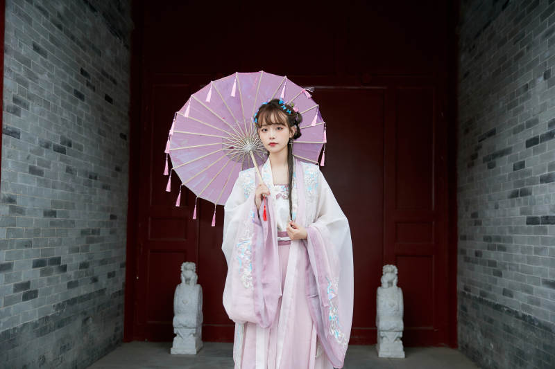 穿古装汉服手持工艺伞的东方美少女