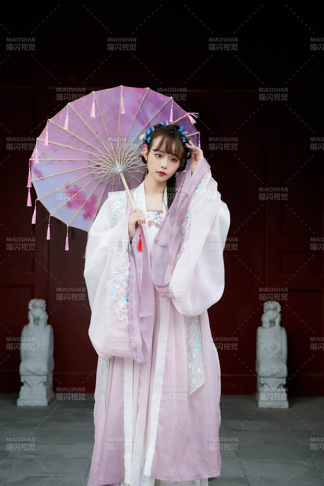 穿古裝漢服手持工藝傘的東方美少女