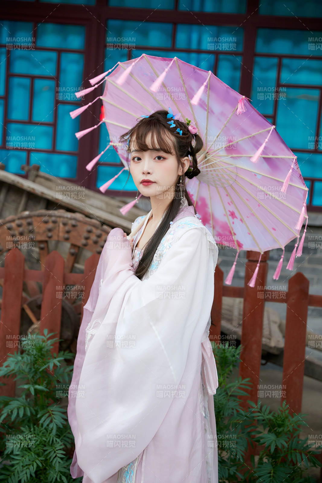 穿古裝漢服手持工藝傘的東方美少女