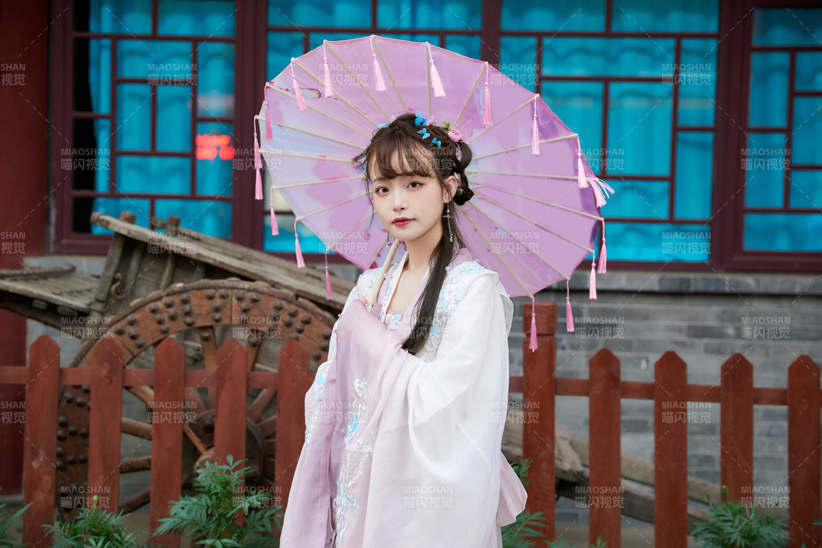 穿古裝漢服手持工藝傘的東方美少女