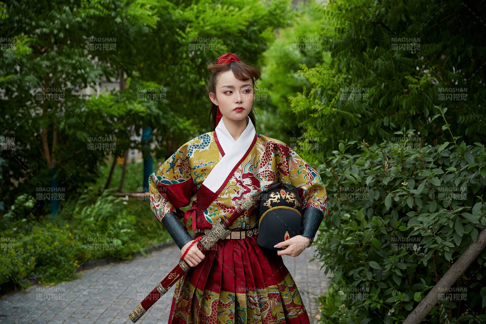 身穿錦衣衛飛魚服手持寶劍的東方美少女