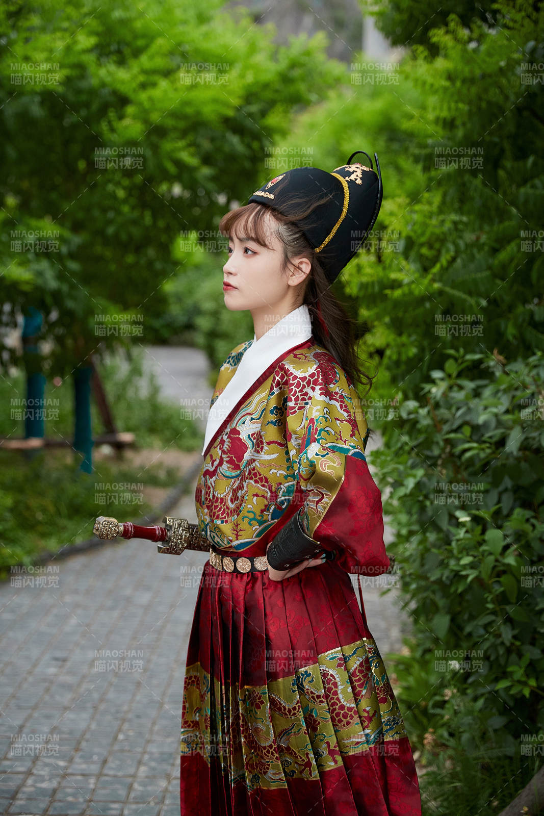 身穿錦衣衛飛魚服手持寶劍的東方美少女