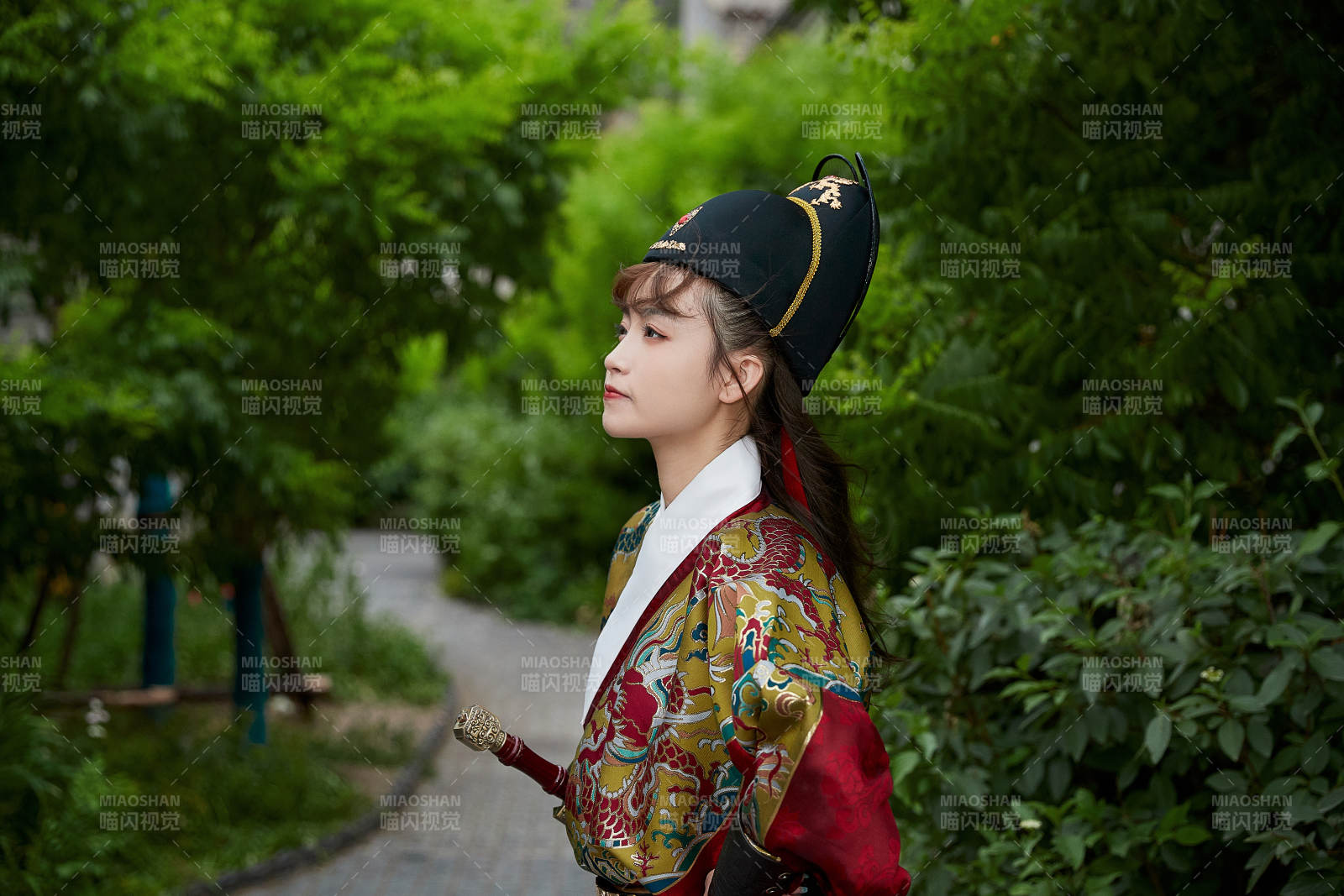 身穿錦衣衛(wèi)飛魚(yú)服手持寶劍的東方美少女