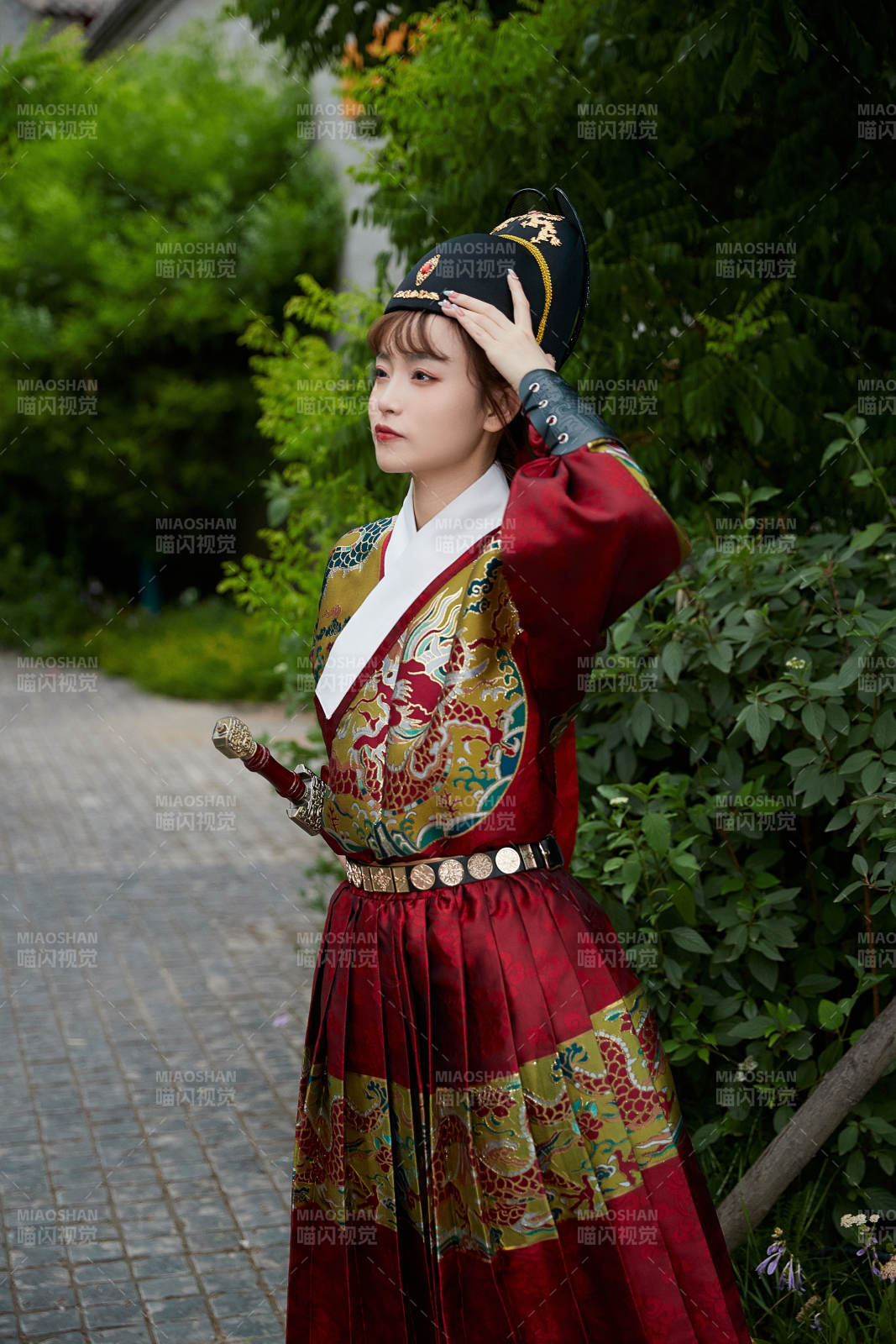 身穿錦衣衛(wèi)飛魚服手持寶劍的東方美少女