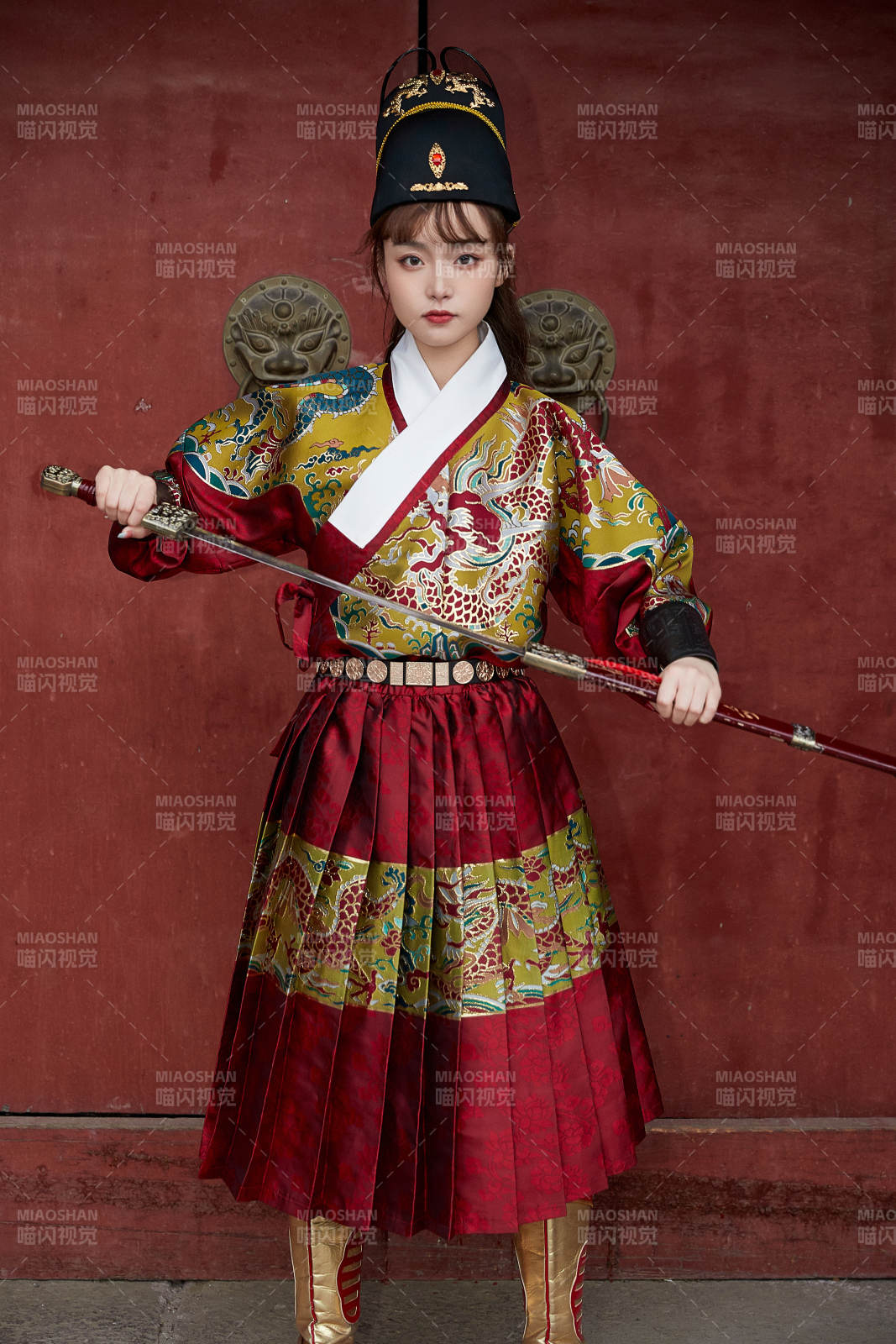 身穿錦衣衛飛魚服手持寶劍的東方美少女