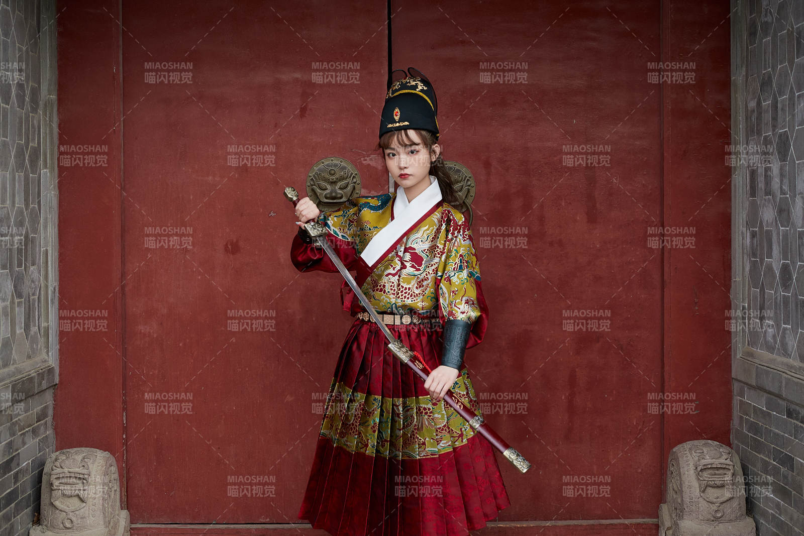 身穿錦衣衛飛魚服手持寶劍的東方美少女