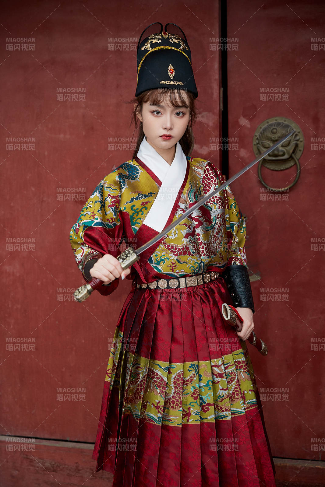 身穿錦衣衛(wèi)飛魚服手持寶劍的東方美少女