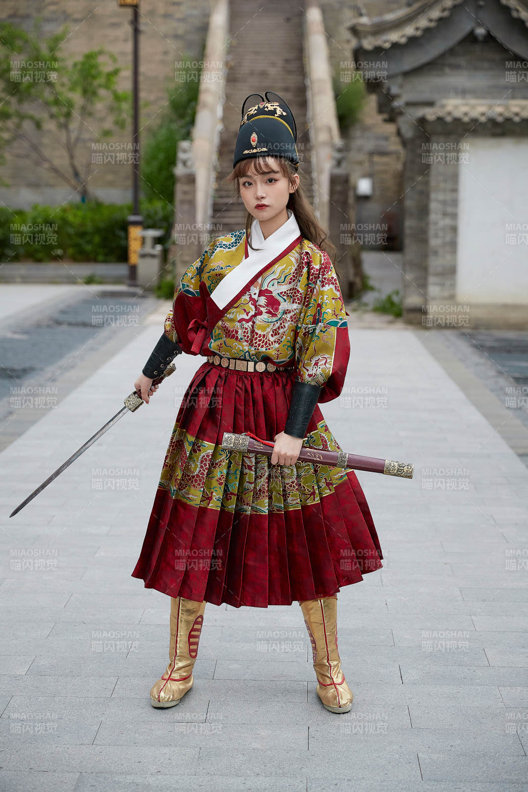 身穿錦衣衛飛魚服手持寶劍的東方美少女