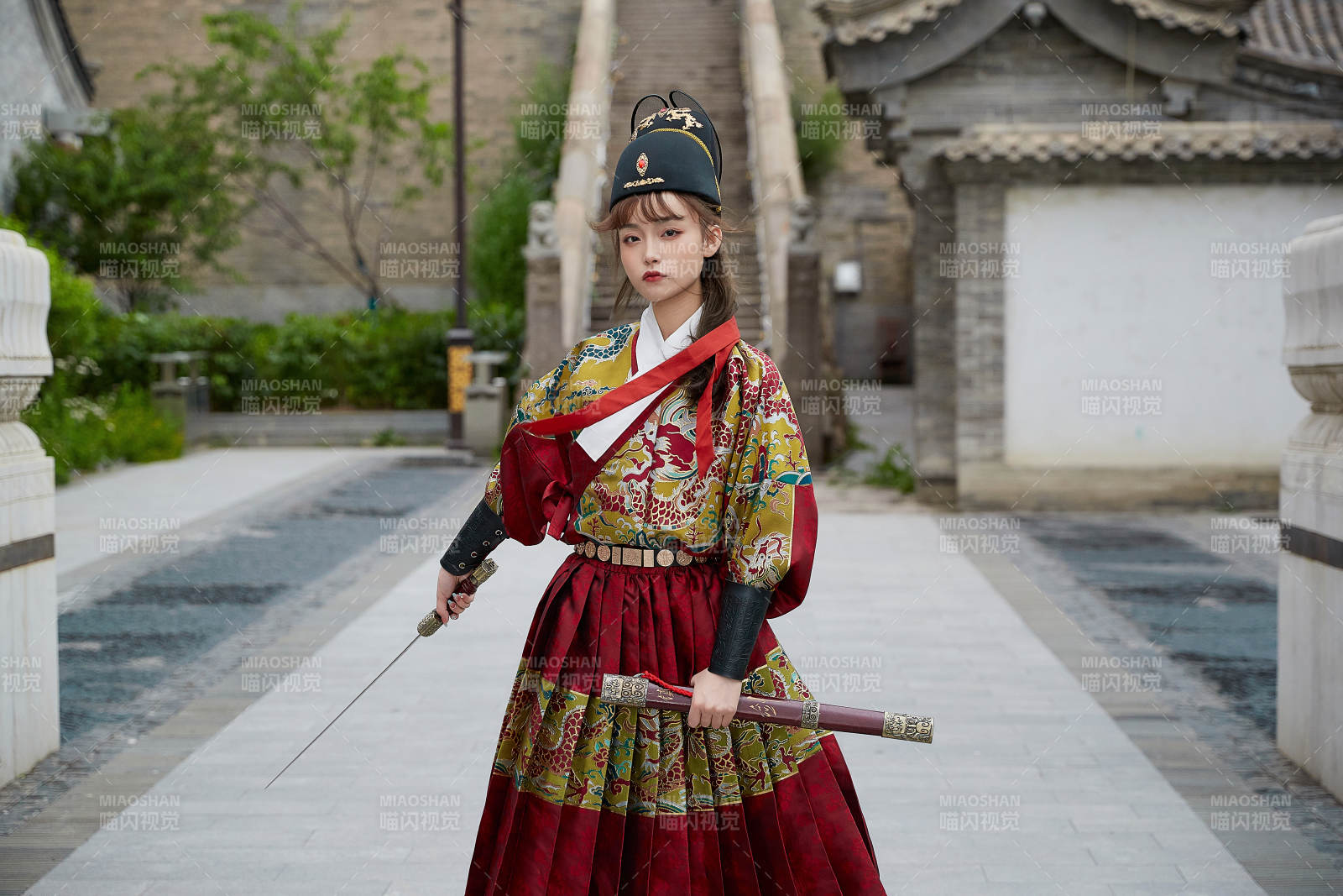 身穿錦衣衛飛魚服手持寶劍的東方美少女