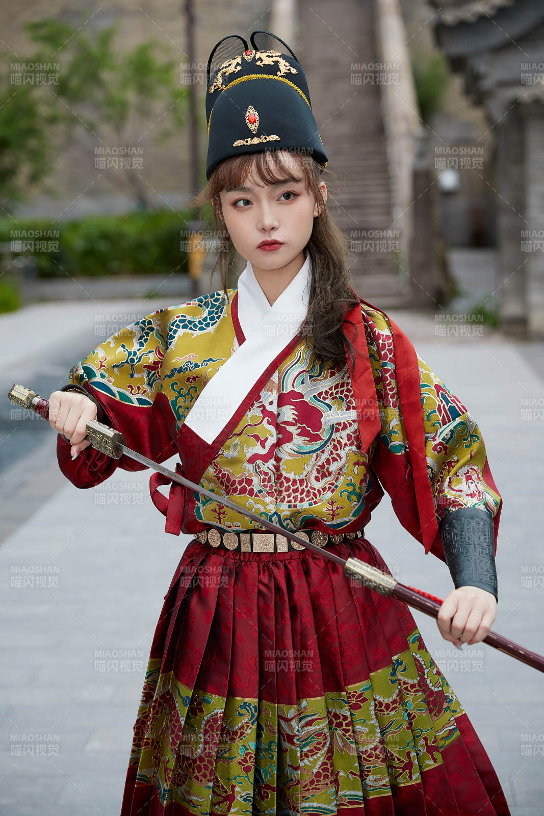 身穿錦衣衛飛魚服手持寶劍的東方美少女