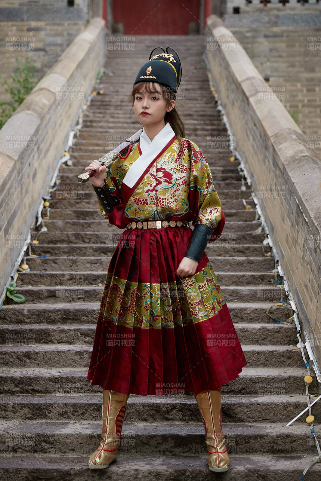 身穿錦衣衛飛魚服手持寶劍的東方美少女