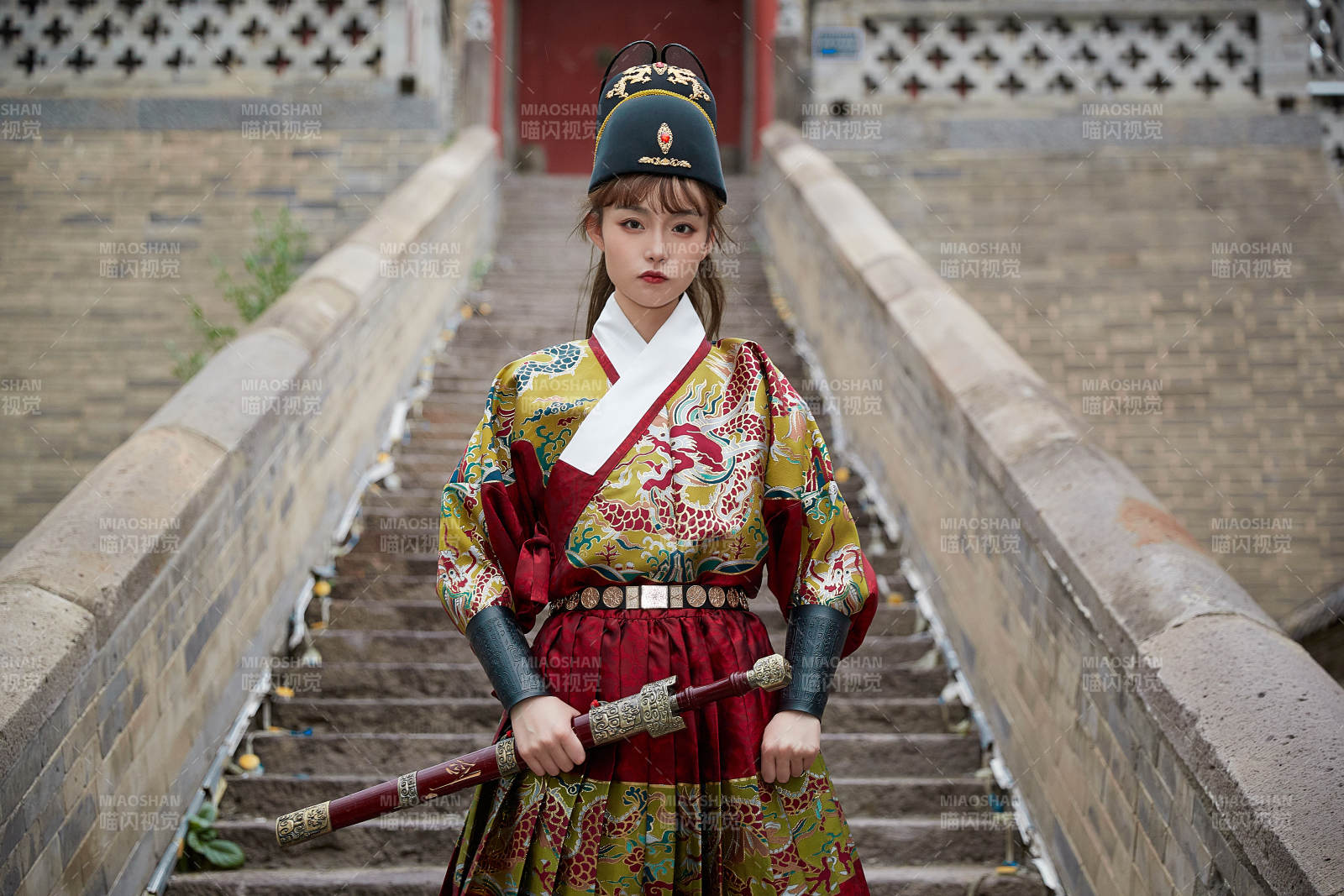 身穿錦衣衛飛魚服手持寶劍的東方美少女