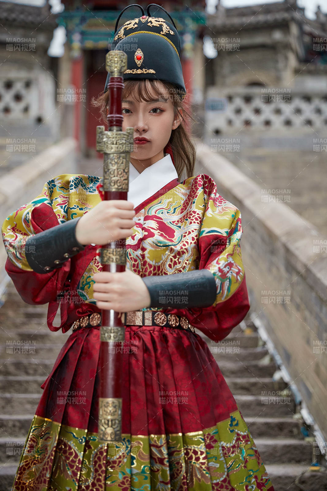 身穿錦衣衛飛魚服手持寶劍的東方美少女