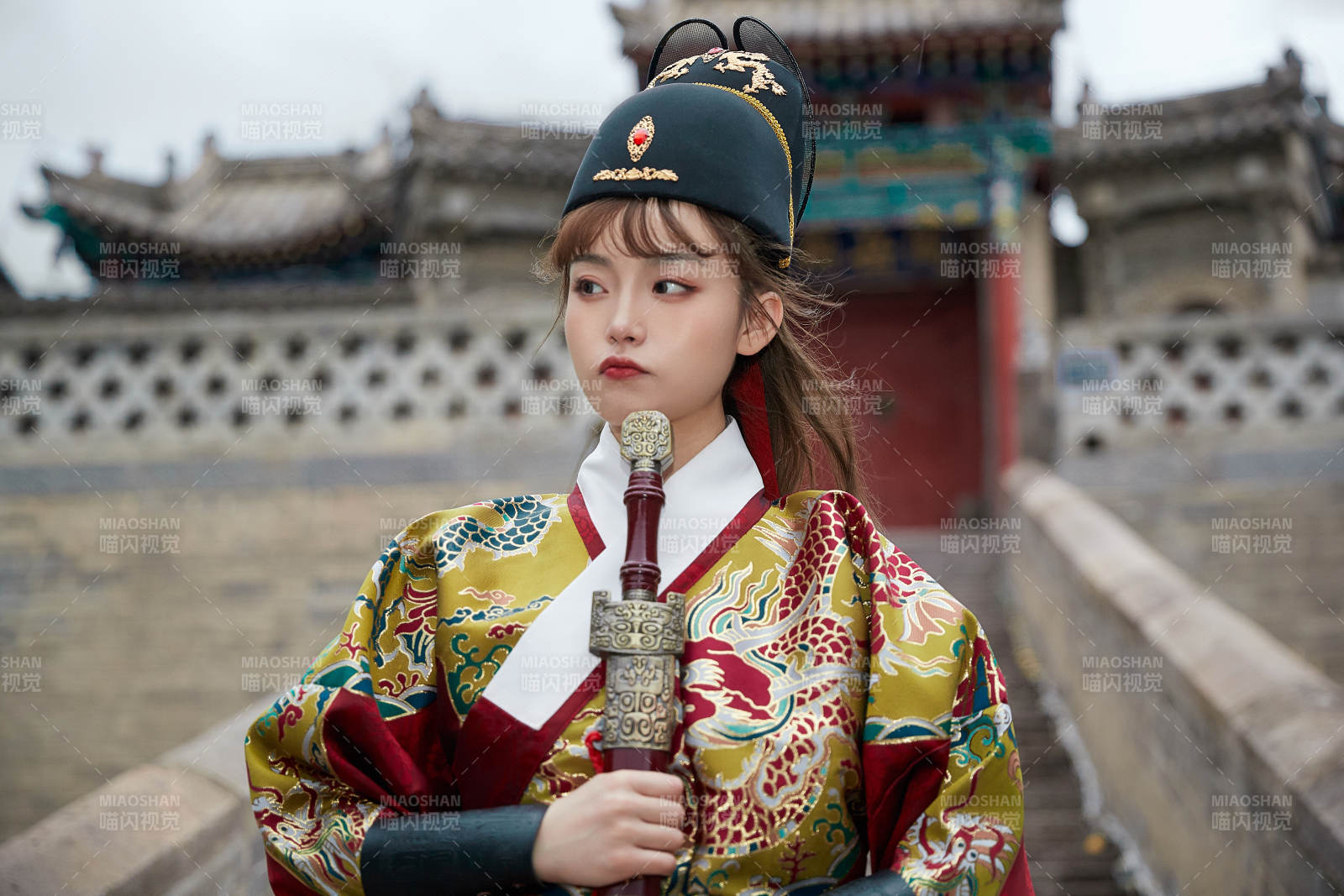 身穿錦衣衛飛魚服手持寶劍的東方美少女