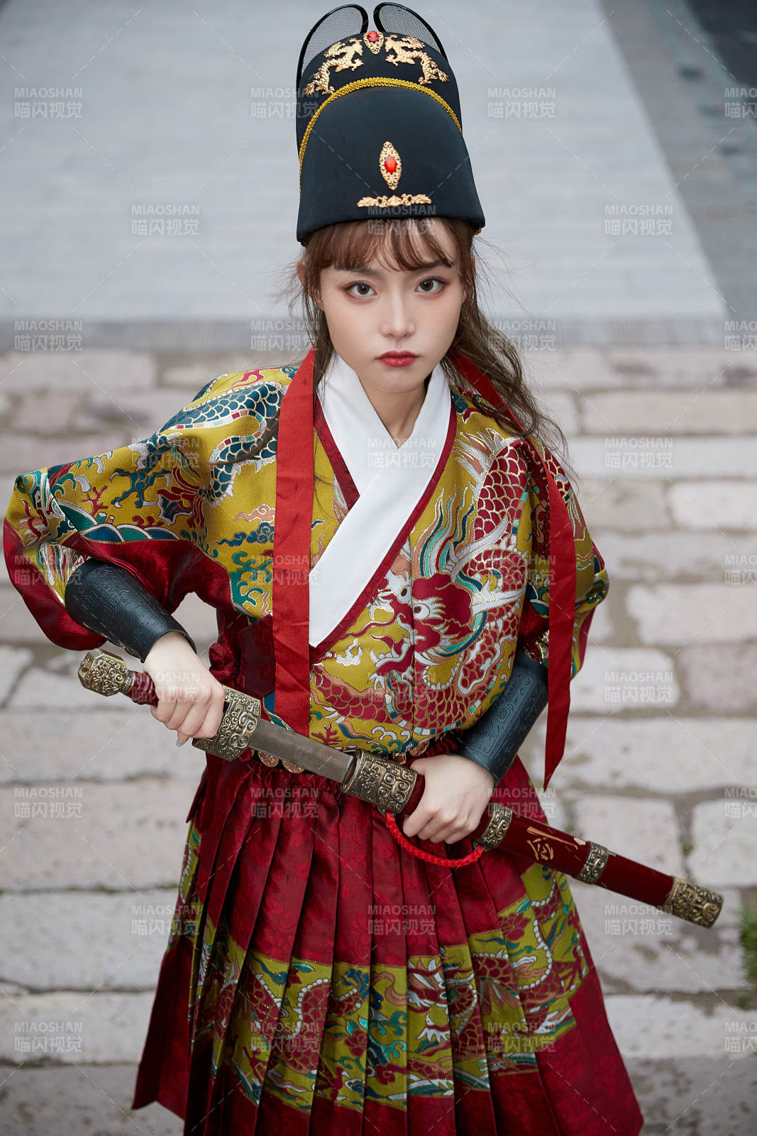 身穿錦衣衛飛魚服手持寶劍的東方美少女