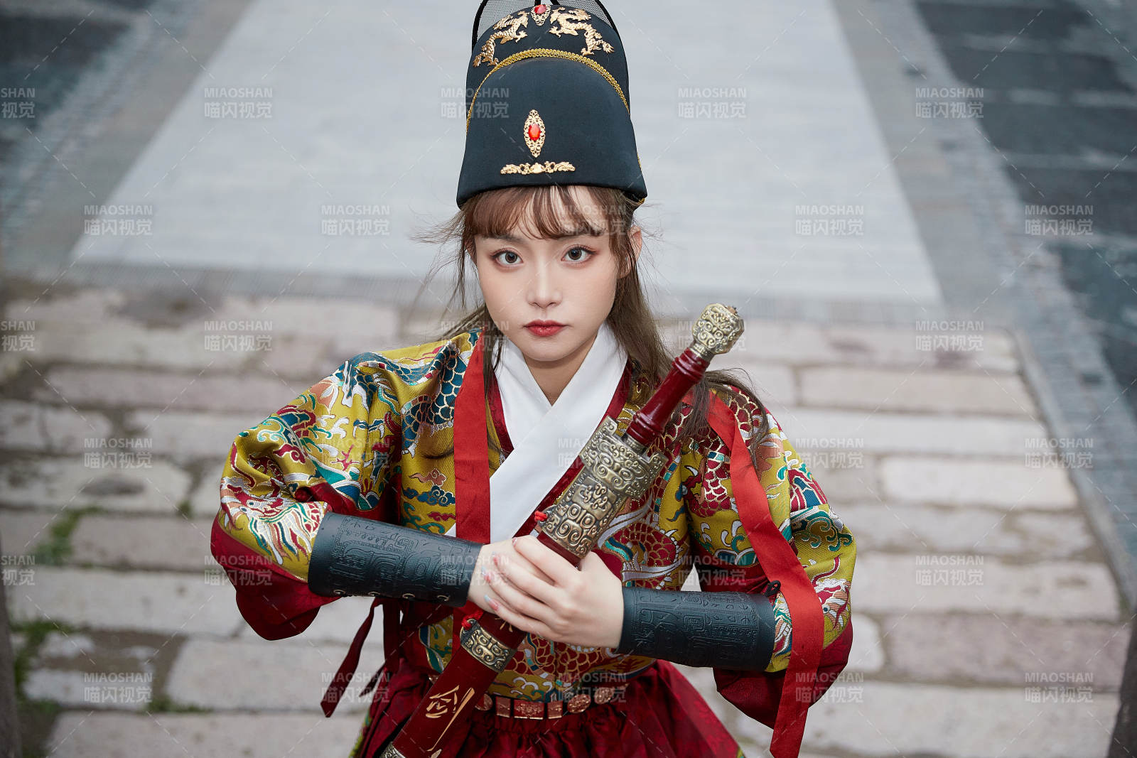 身穿錦衣衛飛魚服手持寶劍的東方美少女