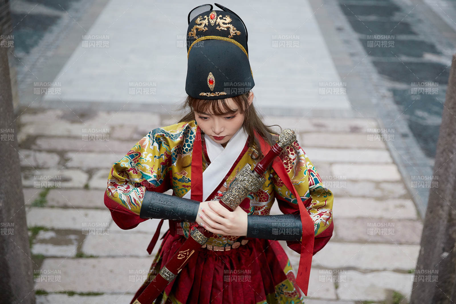 身穿錦衣衛(wèi)飛魚服手持寶劍的東方美少女