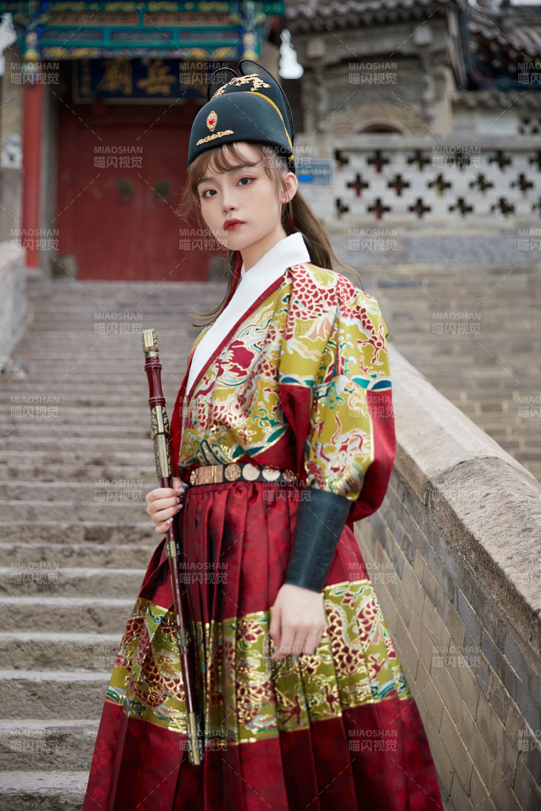 身穿錦衣衛飛魚服手持寶劍的東方美少女