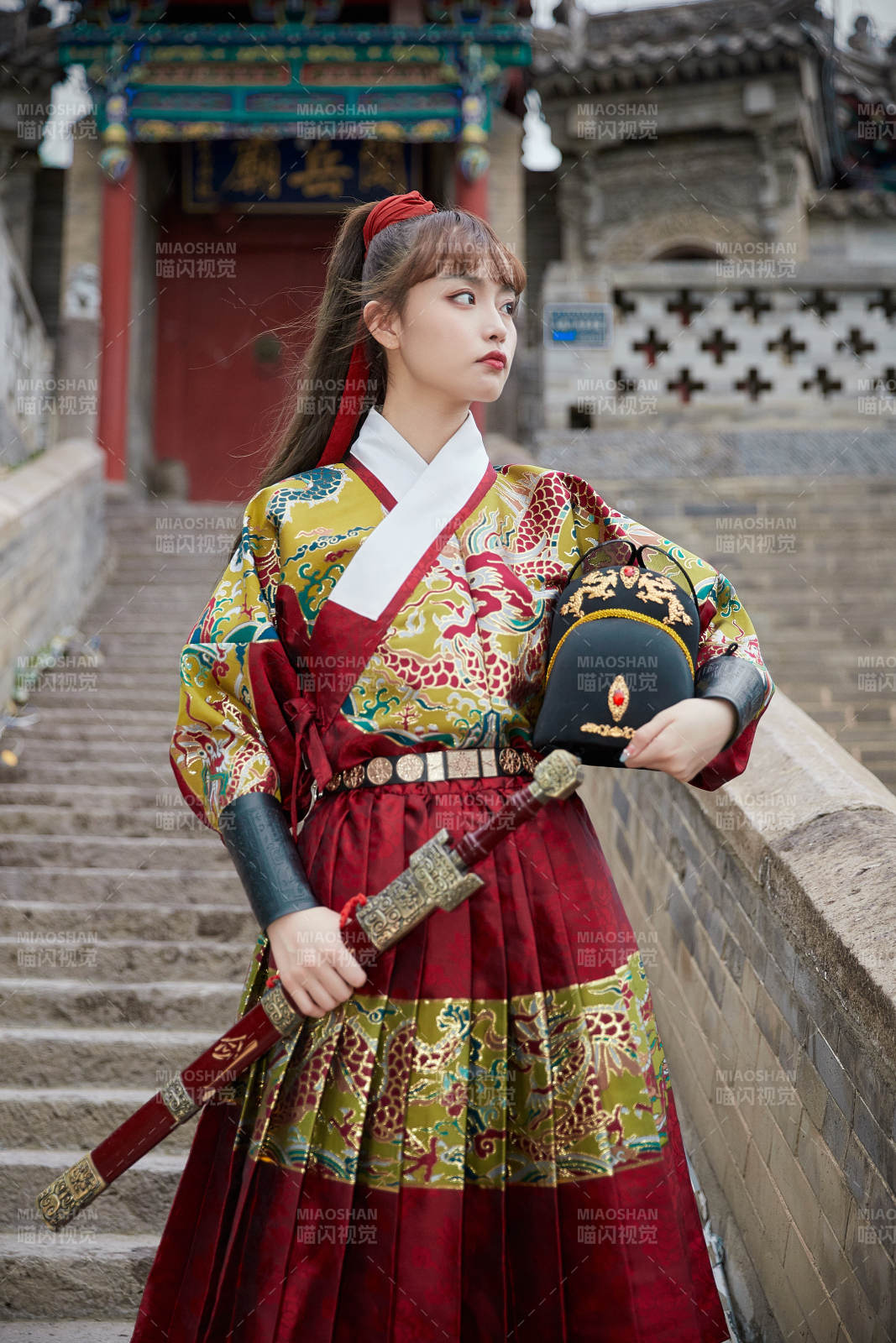 身穿錦衣衛(wèi)飛魚服手持寶劍的東方美少女