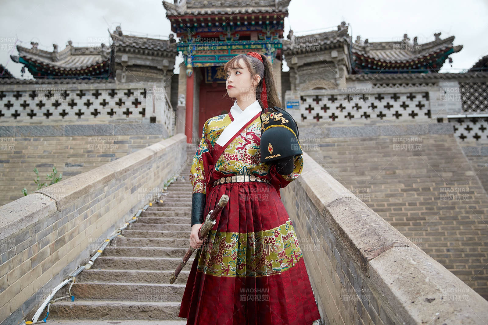 身穿锦衣卫飞鱼服手持宝剑的东方美少女