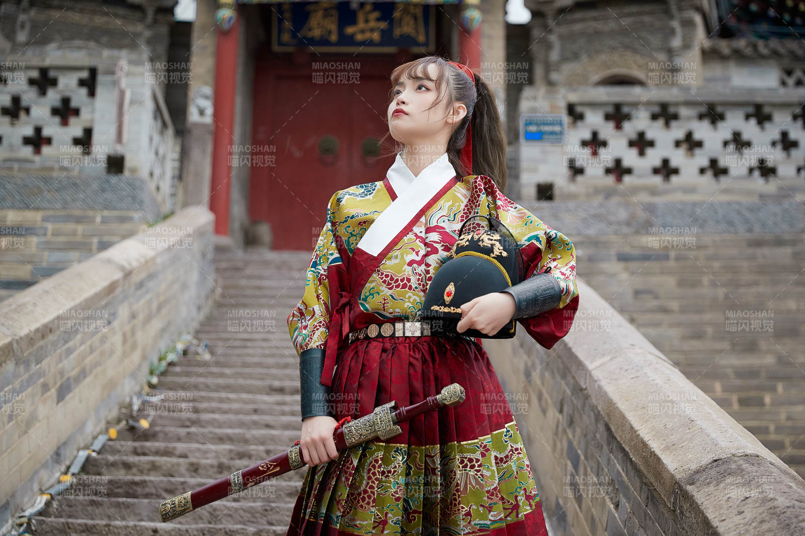 身穿錦衣衛(wèi)飛魚服手持寶劍的東方美少女