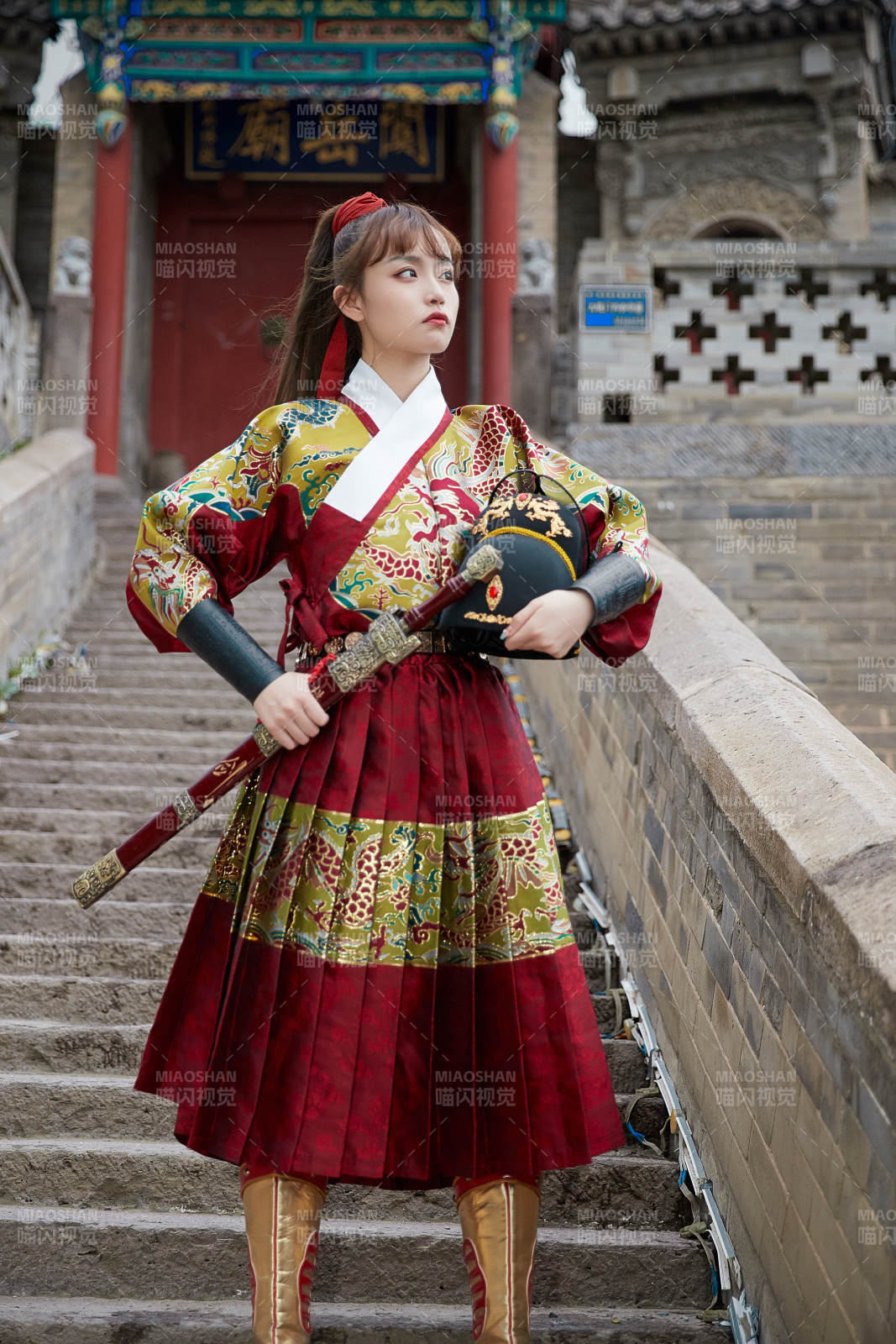 身穿錦衣衛飛魚服手持寶劍的東方美少女