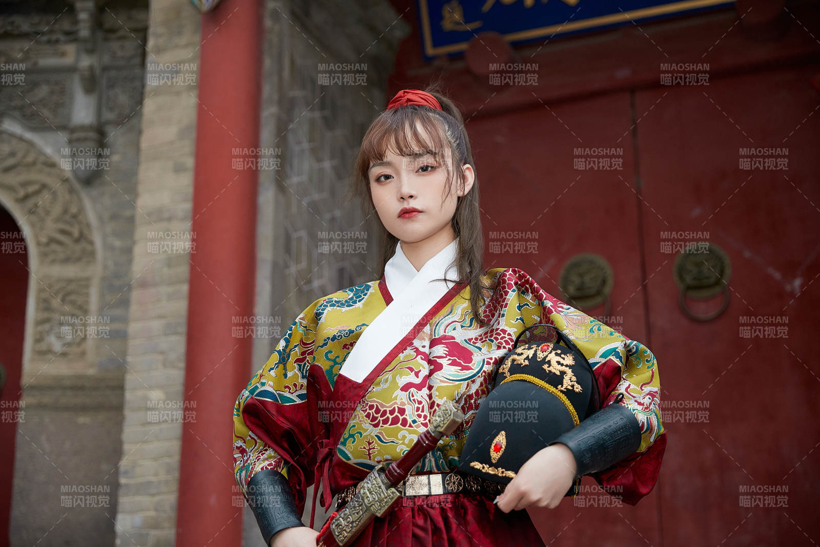 身穿錦衣衛(wèi)飛魚服手持寶劍的東方美少女