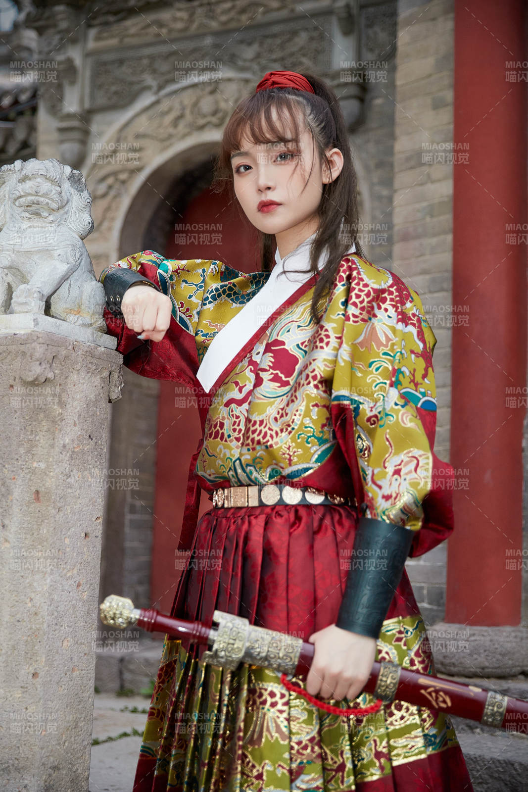 身穿錦衣衛(wèi)飛魚服手持寶劍的東方美少女