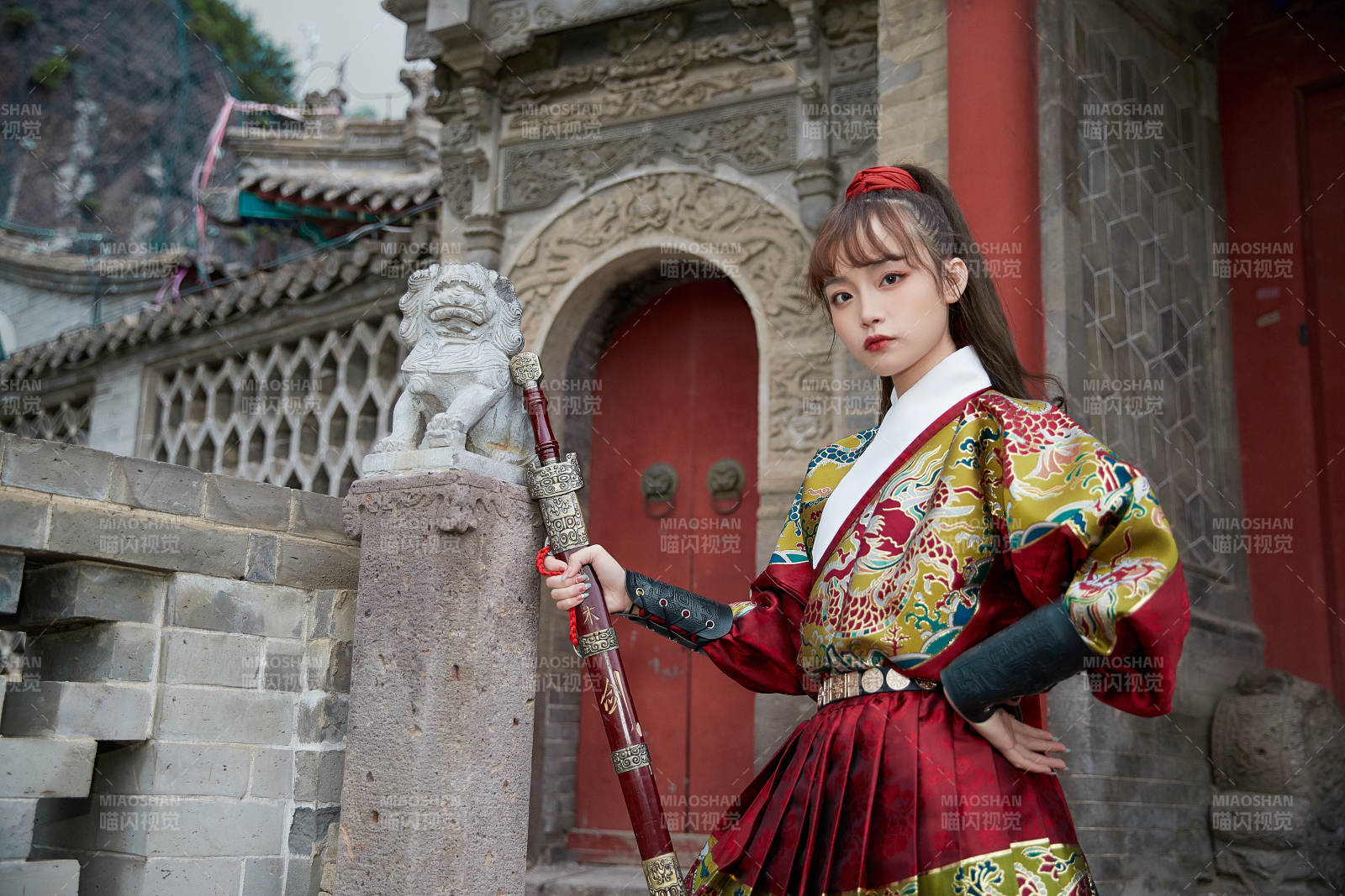 身穿錦衣衛飛魚服手持寶劍的東方美少女