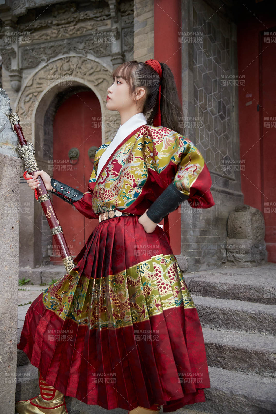 身穿錦衣衛飛魚服手持寶劍的東方美少女