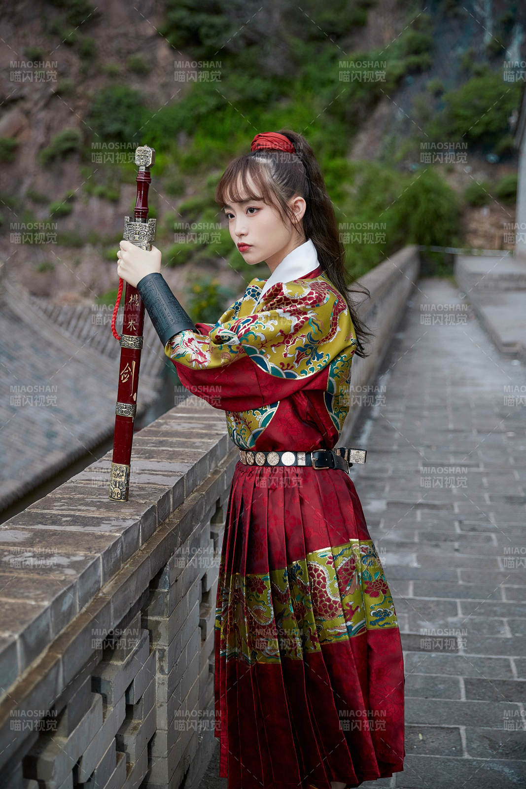 身穿錦衣衛飛魚服手持寶劍的東方美少女