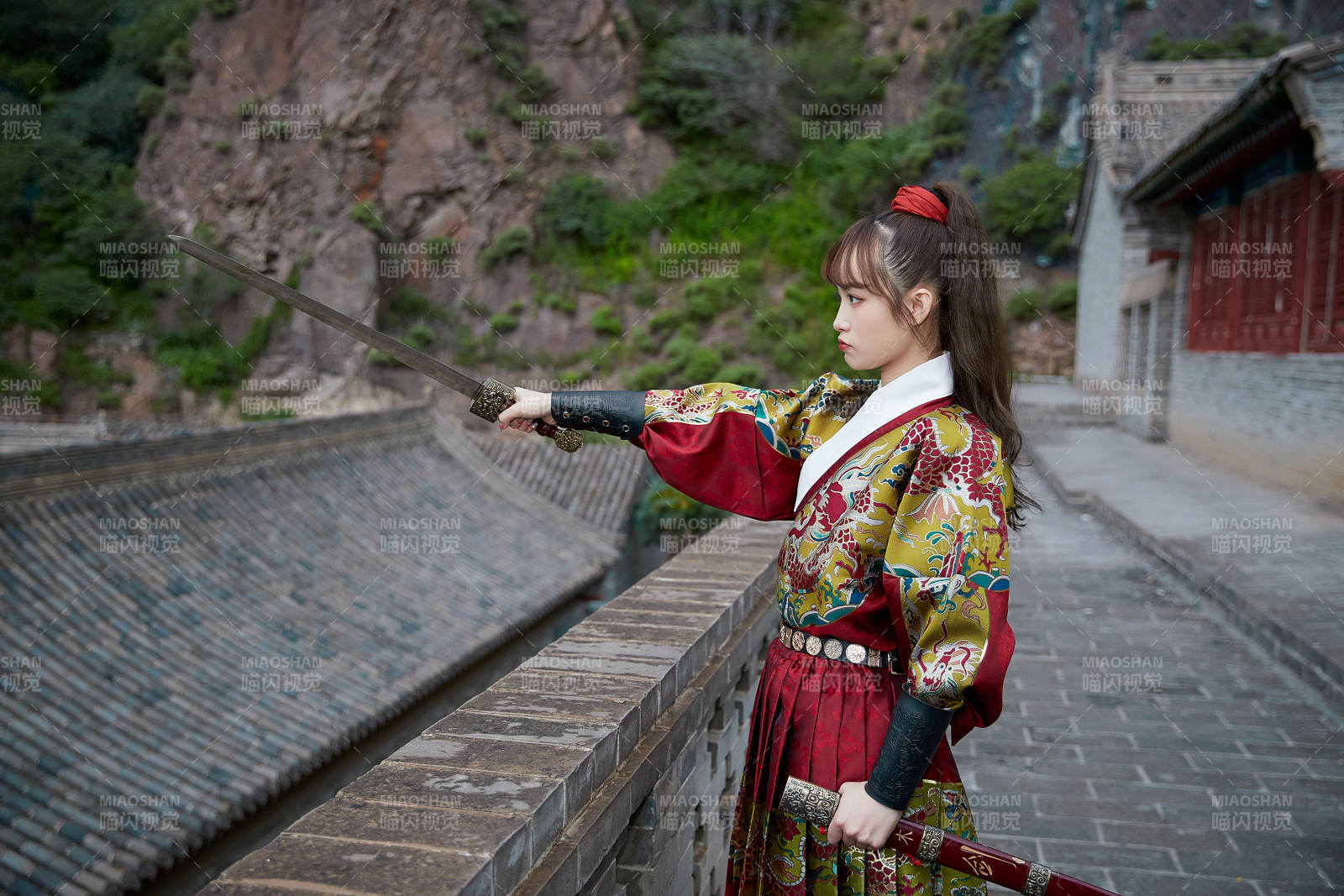 身穿錦衣衛飛魚服手持寶劍的東方美少女