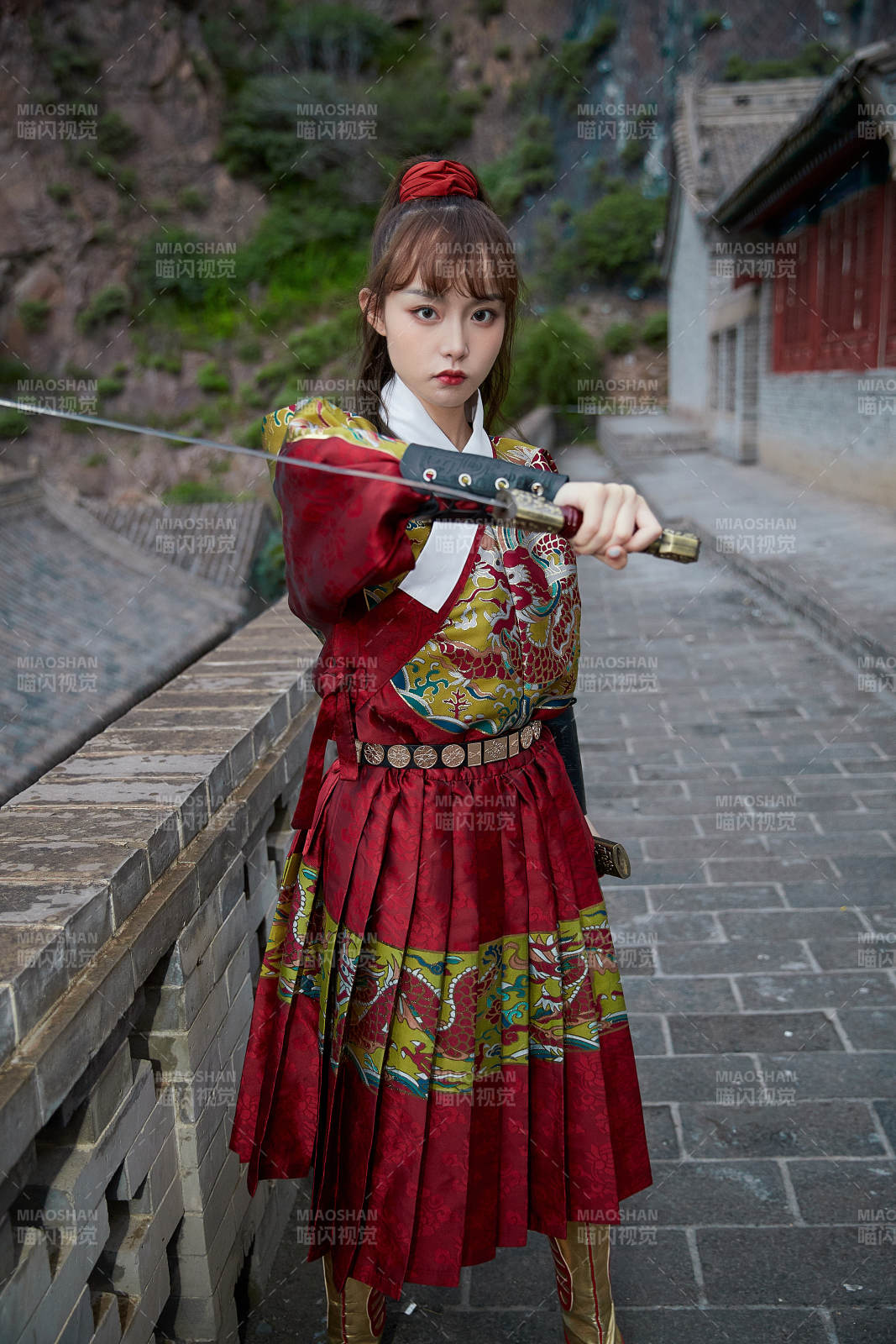 身穿錦衣衛飛魚服手持寶劍的東方美少女