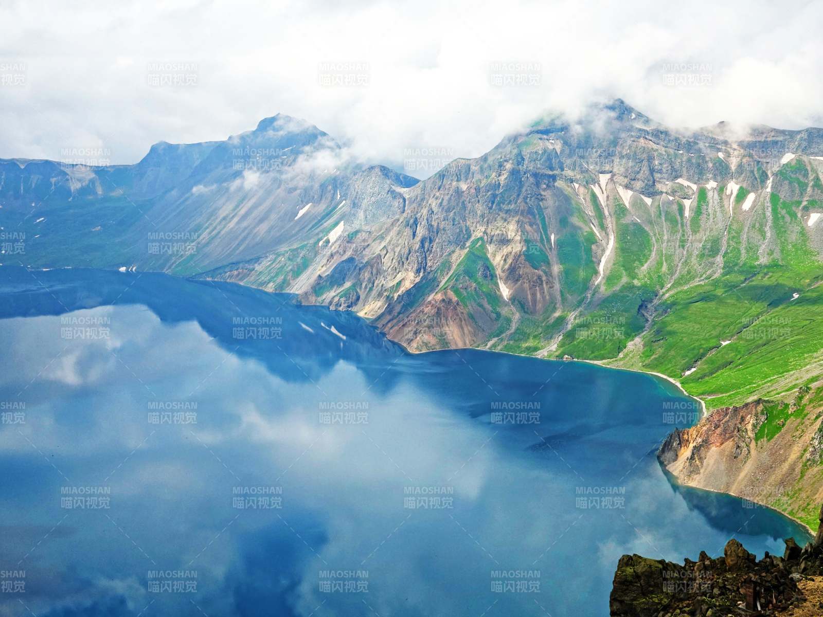 长白山天池高山湖泊云影