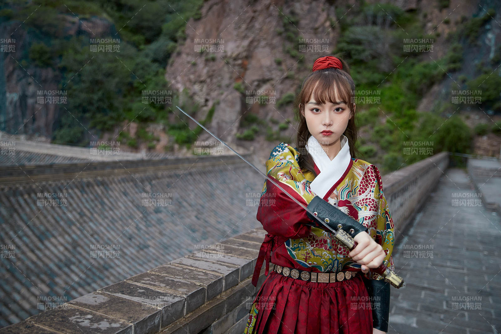 身穿錦衣衛飛魚服手持寶劍的東方美少女