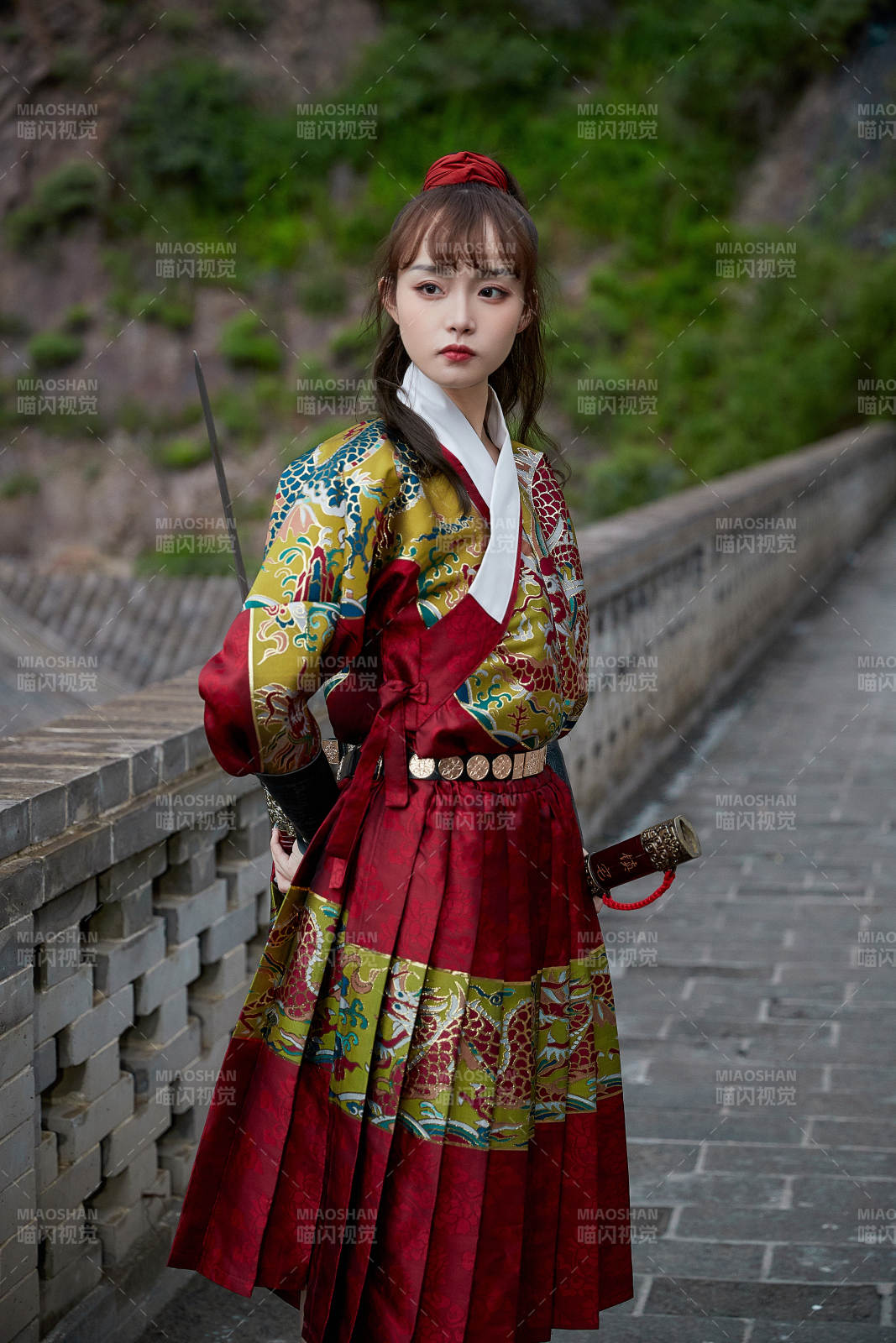 身穿錦衣衛(wèi)飛魚服手持寶劍的東方美少女