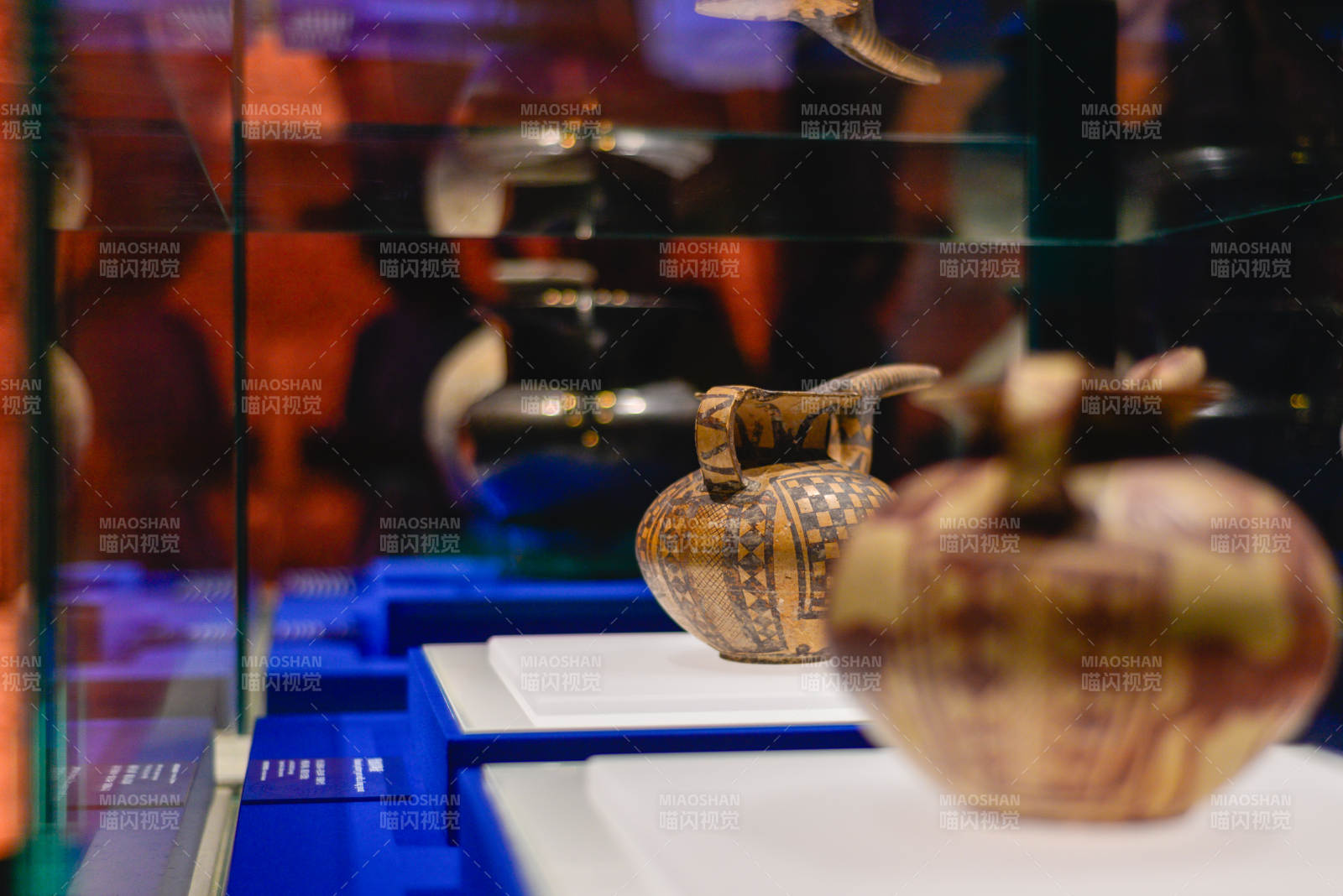 古陶器展柜特寫