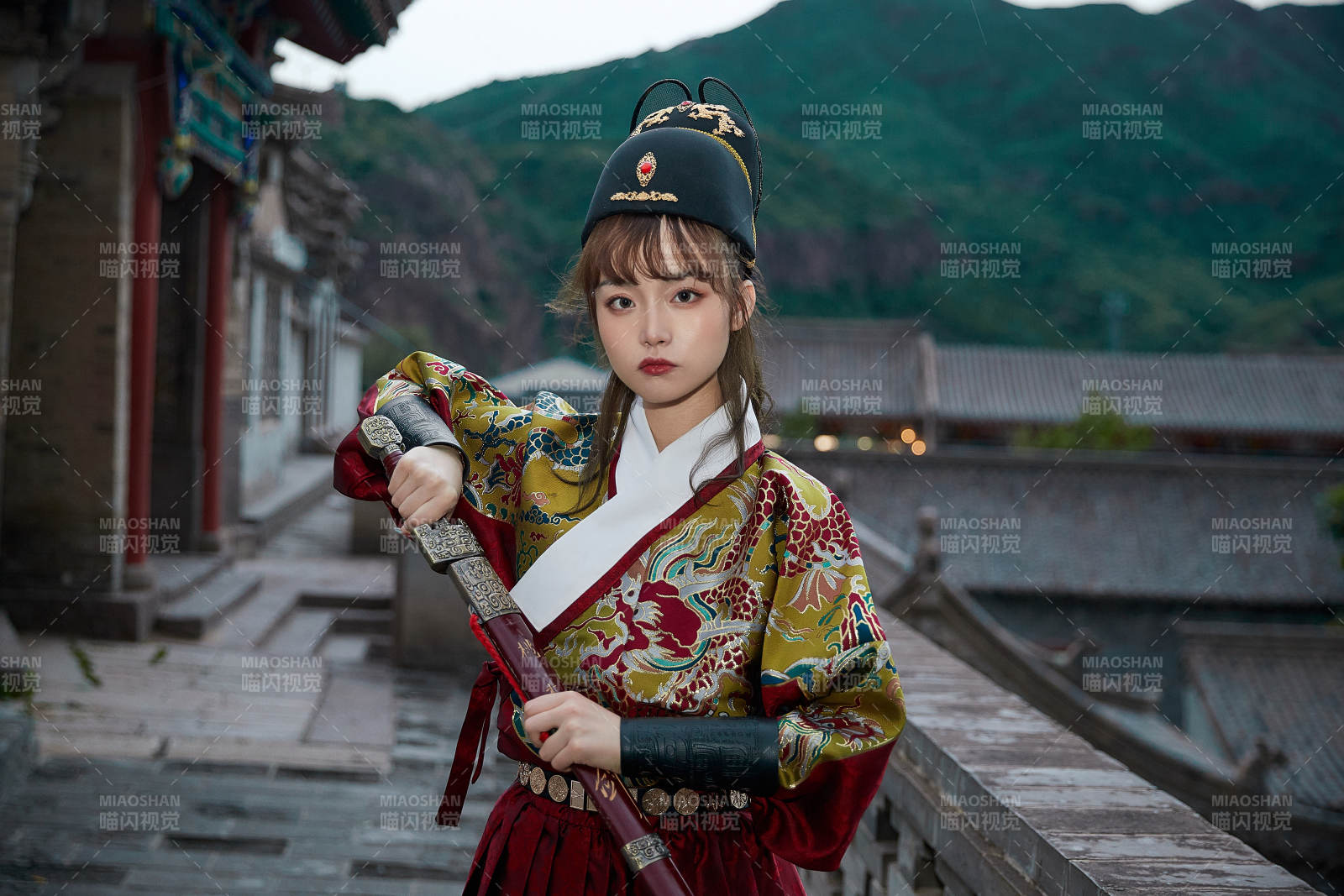 身穿錦衣衛(wèi)飛魚服手持寶劍的東方美少女