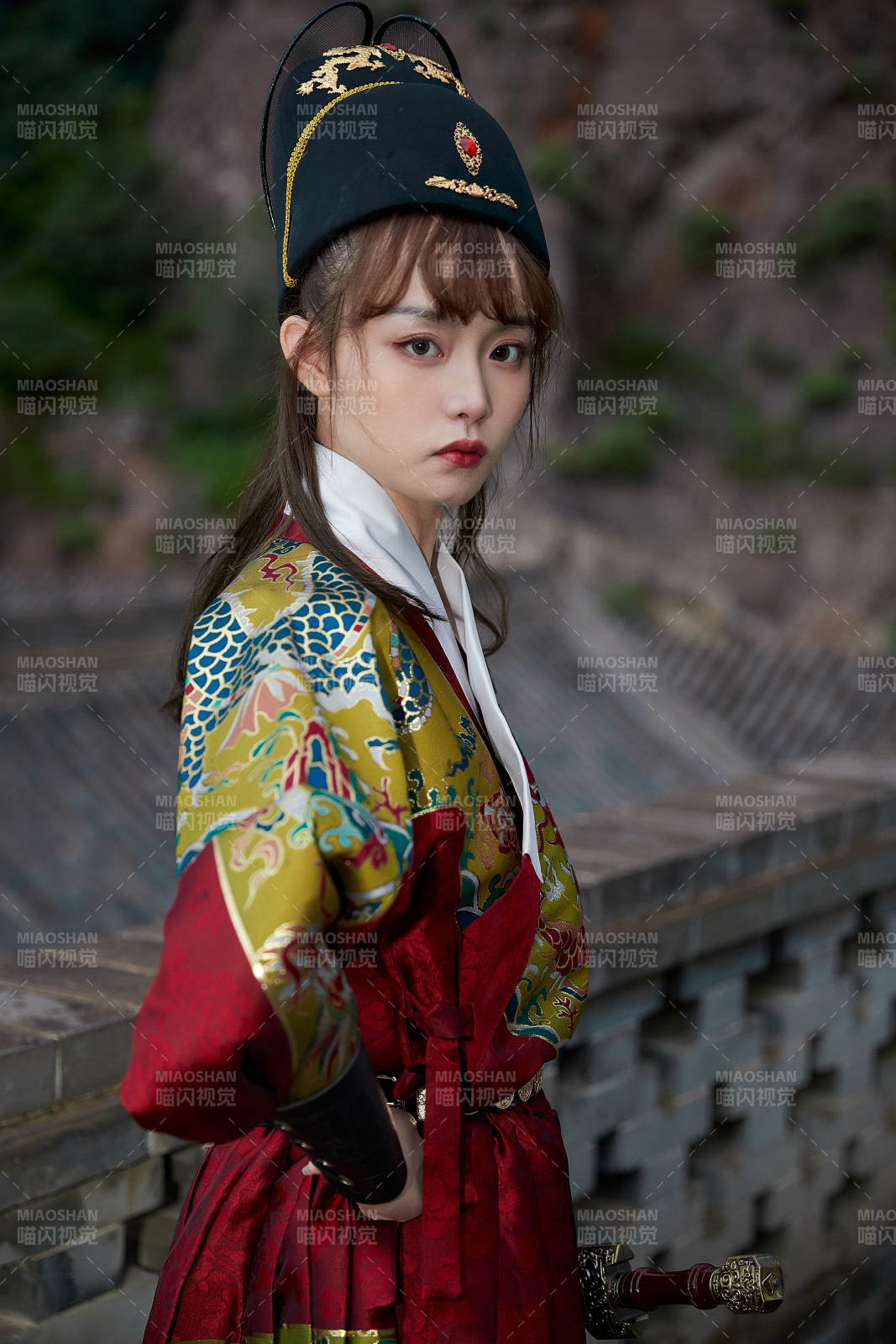 身穿錦衣衛飛魚服手持寶劍的東方美少女