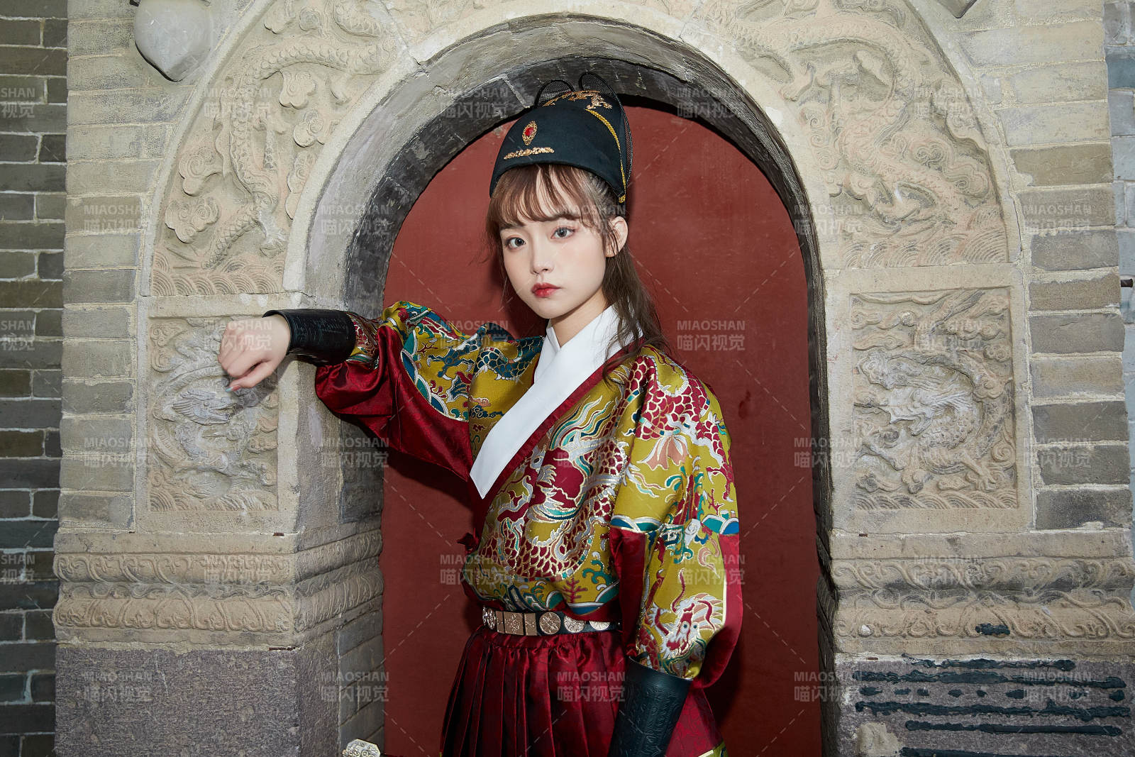 身穿錦衣衛(wèi)飛魚(yú)服手持寶劍的東方美少女