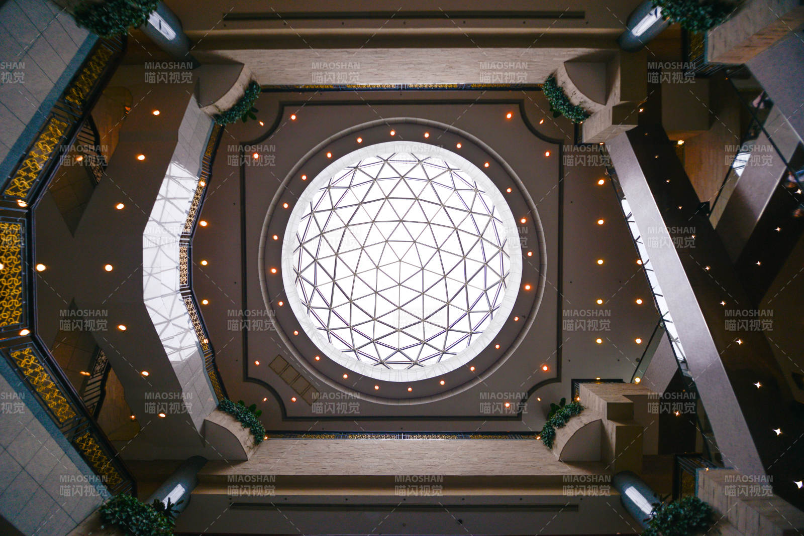 穹頂之下 光影交錯