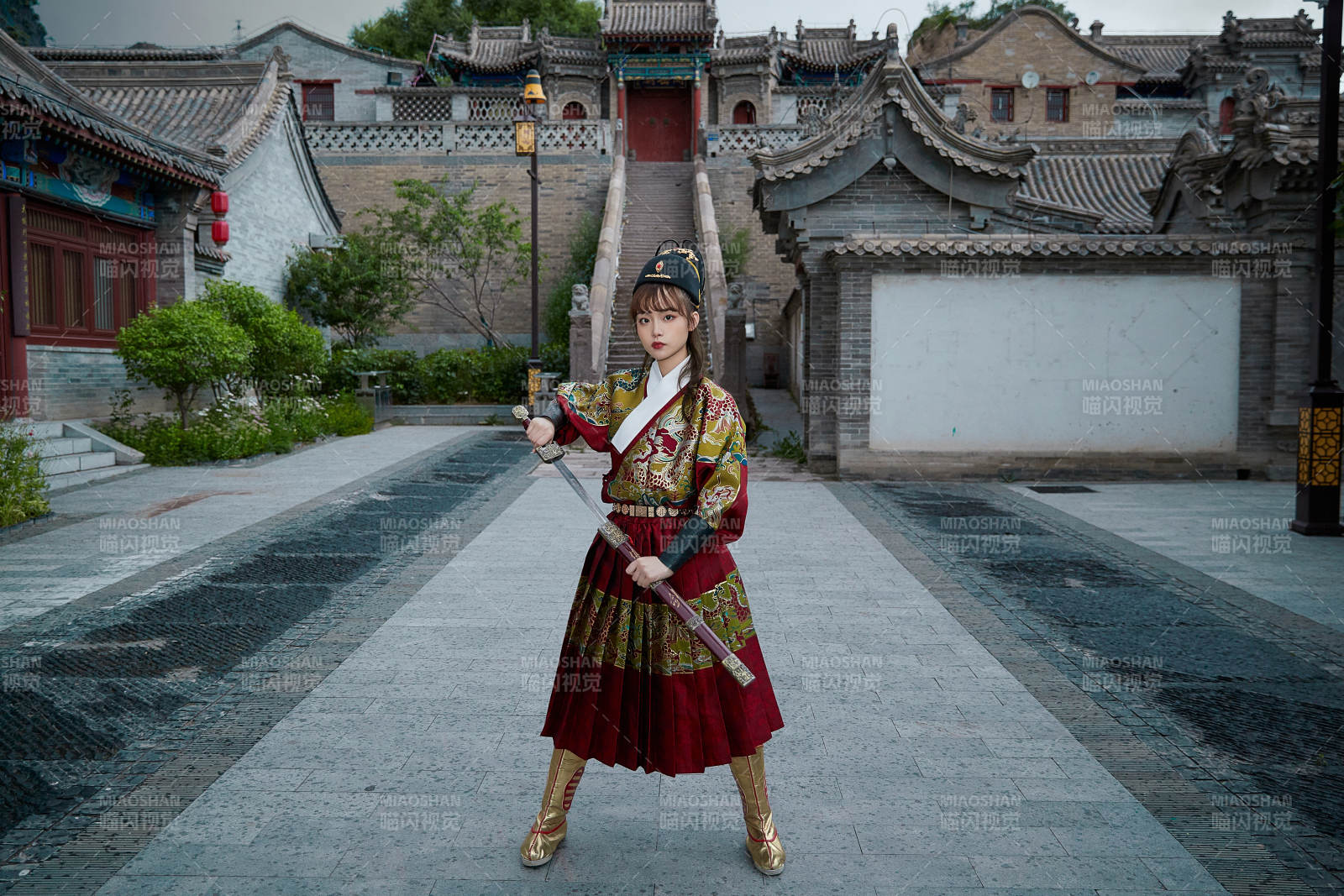 身穿錦衣衛飛魚服手持寶劍的東方美少女